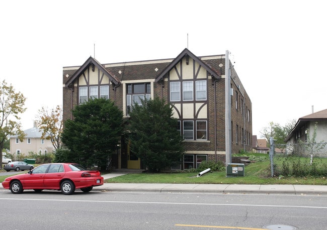 2601 Golden Valley Rd in Minneapolis, MN - Foto de edificio - Building Photo