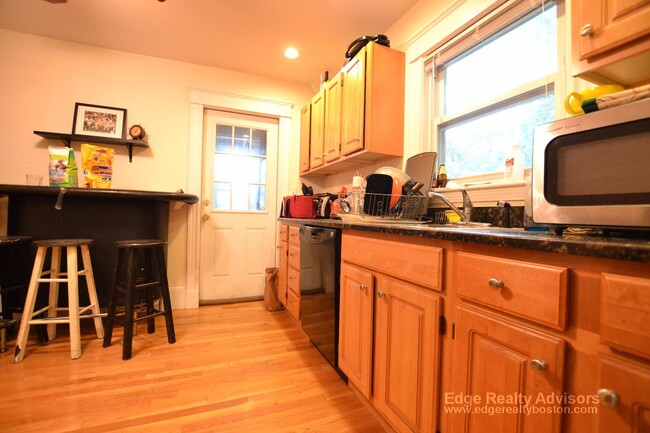 33 Dickinson Rd in Boston, MA - Building Photo - Building Photo