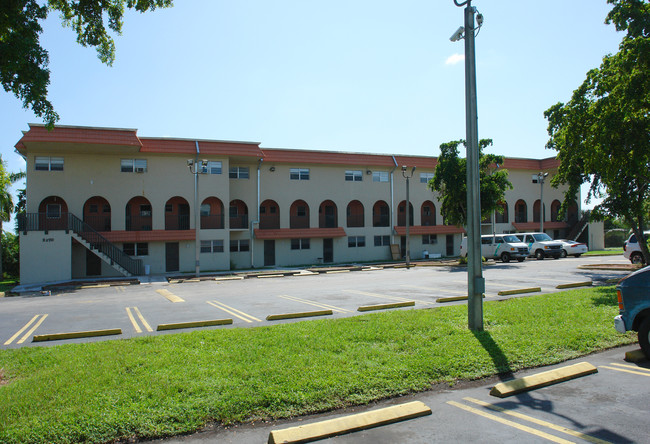 Miami Gardens Apartments in Miami Gardens, FL - Foto de edificio - Building Photo