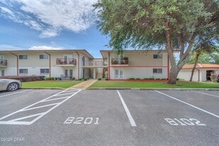 2100 W Beach Dr in Panama City, FL - Building Photo