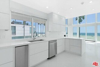 2419 Ocean Front Walk in Los Angeles, CA - Building Photo - Building Photo