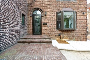 100-05 69th Ave in Queens, NY - Building Photo