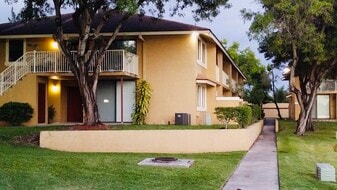 410 NW 214th St in Miami, FL - Building Photo