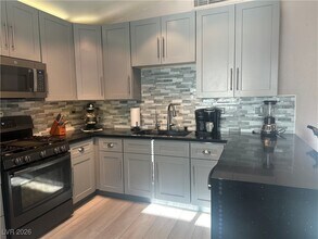 820 Bergamont Dr in Henderson, NV - Building Photo - Building Photo