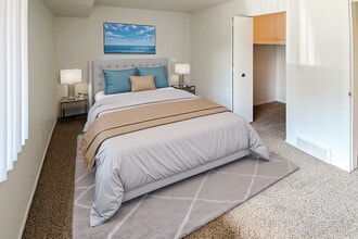 Pine Hill Apartments in Howell, MI - Building Photo - Building Photo