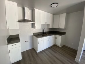 1209 W 39th Pl in Los Angeles, CA - Building Photo - Building Photo