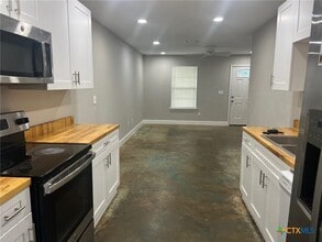 661 W Austin St in Luling, TX - Building Photo - Building Photo