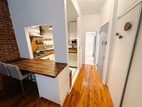 331 E 92nd St in New York, NY - Foto de edificio - Building Photo