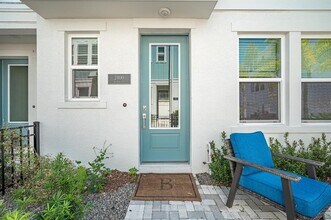 2400 Ezzell Ct in Sarasota, FL - Building Photo - Building Photo
