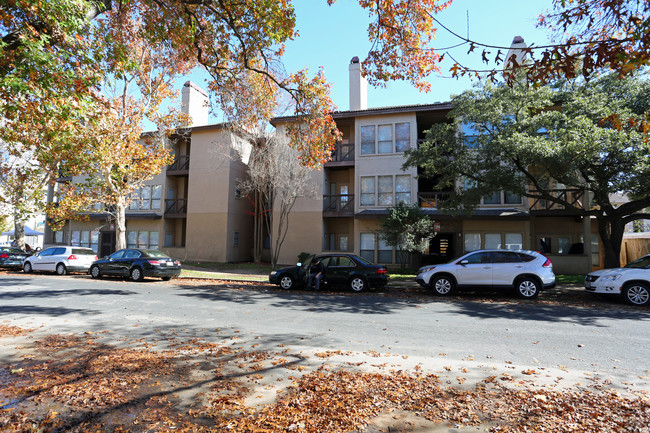 St. Thomas Condominiums in Austin, TX - Building Photo - Building Photo