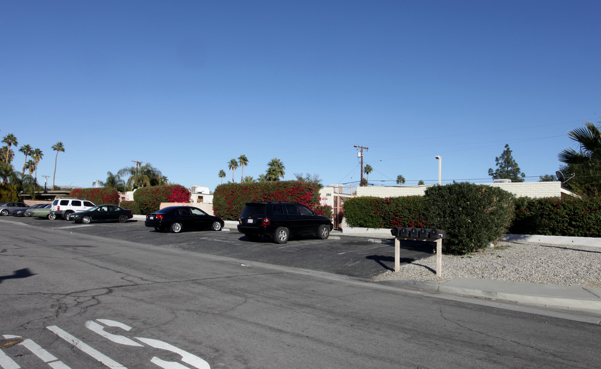 562-586 S Mountain View Dr in Palm Springs, CA - Building Photo