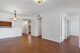 2441 SW 31st Ave, Unit 104 in Miami, FL - Foto de edificio - Building Photo