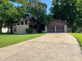 24600 Darkwood Ct in Huntsville, TX - Building Photo