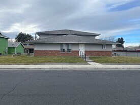 1206 W Columbia Ave in Moses Lake, WA - Building Photo