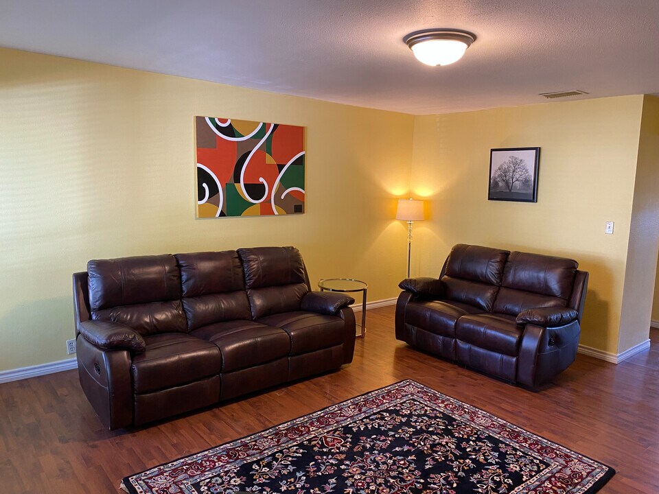 Room in Townhome on Leisure Dr in Dallas, TX - Building Photo