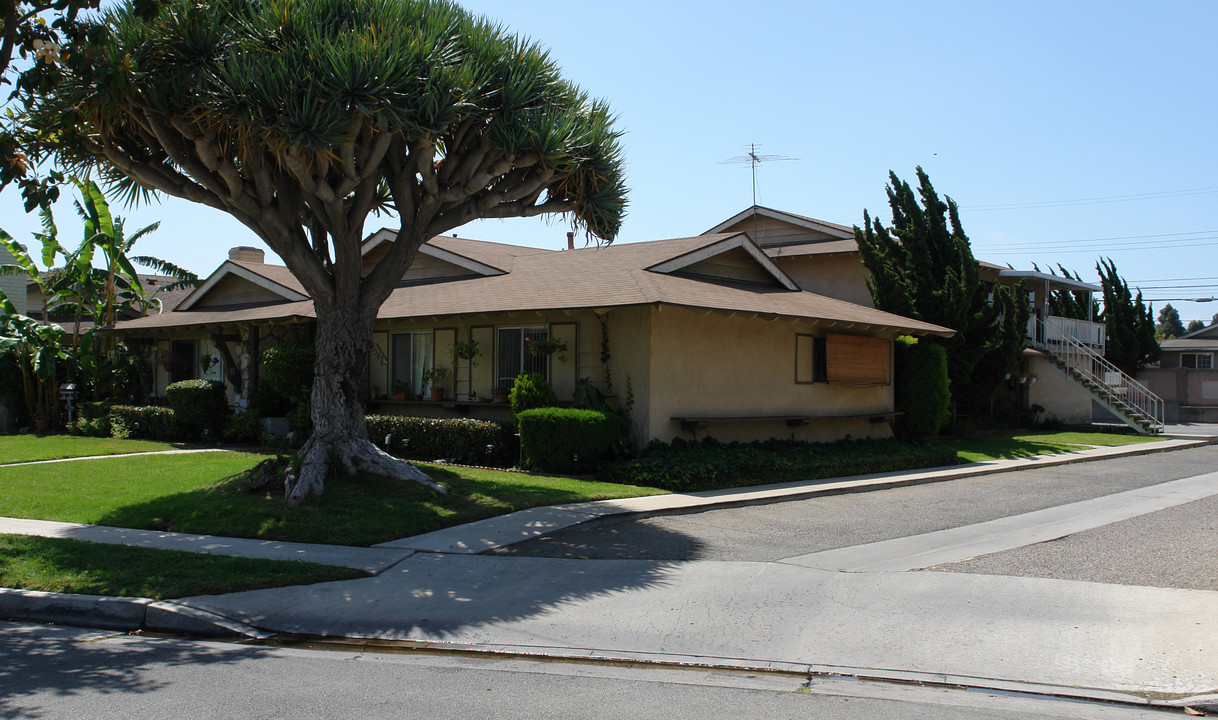 7542 Amazon Dr in Huntington Beach, CA - Building Photo