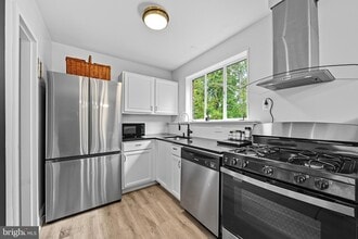 10305 Montrose Ave, Unit 202 in Bethesda, MD - Building Photo - Building Photo