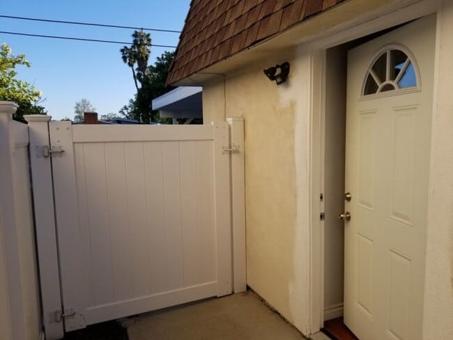20001 Arminta St in Winnetka, CA - Building Photo - Building Photo