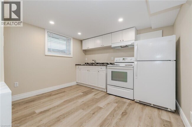 15 Edinburgh Rd in Kitchener, ON - Building Photo - Building Photo