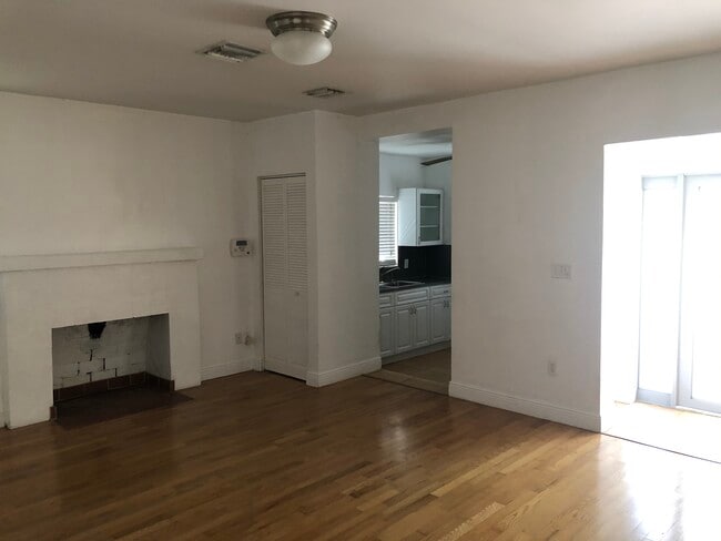 560 NE 71st St, Unit A in Miami, FL - Building Photo - Building Photo
