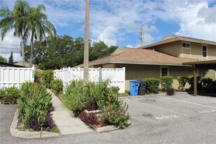 6912 El Centro Ct in Tampa, FL - Building Photo