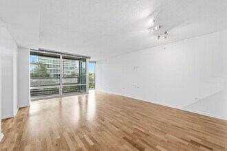 9725 Woods Dr in Skokie, IL - Building Photo - Building Photo