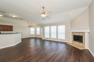 909 Crowder Dr in Crowley, TX - Foto de edificio - Building Photo