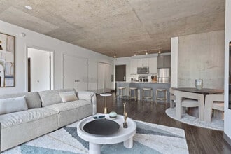 215 W Lake St in Chicago, IL - Building Photo - Building Photo
