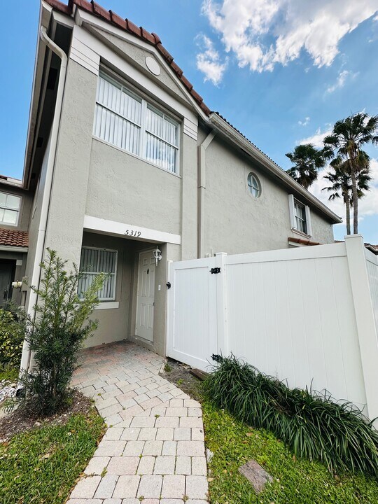 5319 SW 125th Ave in Miramar, FL - Building Photo