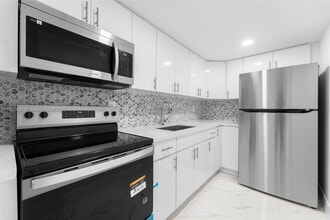 8764 SW 12th St in Miami, FL - Building Photo - Building Photo