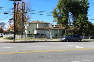 Whitsett Garden Apartments in Valley Village, CA - Foto de edificio - Building Photo