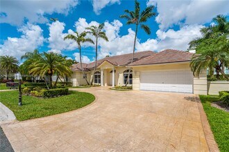 5253 NW 94th Doral Pl in Doral, FL - Foto de edificio - Building Photo