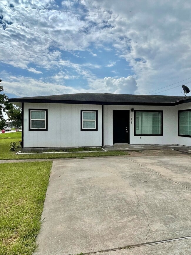 1755 W 6th St in Freeport, TX - Building Photo - Building Photo
