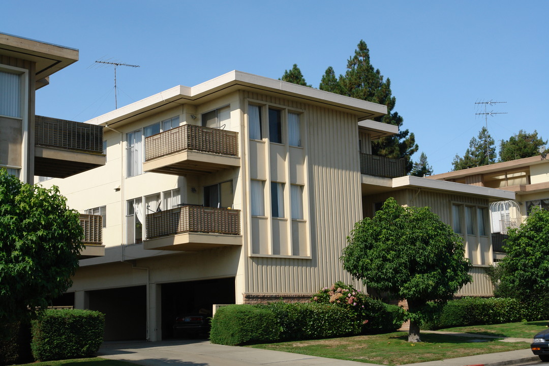 111 Millbrae Ave in Millbrae, CA - Foto de edificio