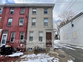 613 Walnut St in Norristown, PA - Building Photo