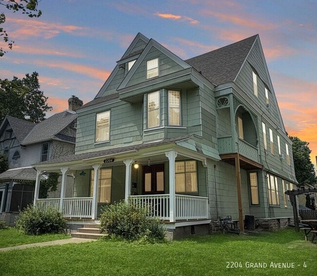 2204 Grand Ave S in Minneapolis, MN - Building Photo - Building Photo