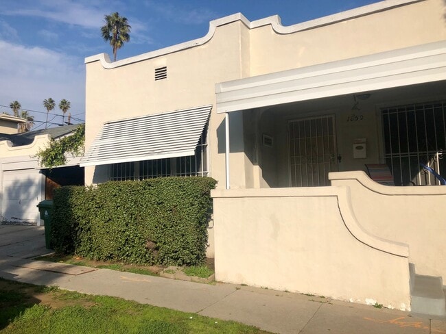 1850 Rodney Dr in Los Angeles, CA - Building Photo - Building Photo