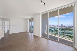 1500 Bay Rd in Miami Beach, FL - Building Photo - Building Photo