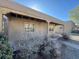 1142 Vassar Dr NE in Albuquerque, NM - Building Photo