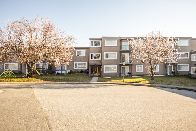 7542 Humphries Crt in Burnaby, BC - Building Photo - Building Photo