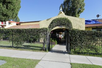 Las Brisas Apartments in San Bernardino, CA - Foto de edificio - Building Photo