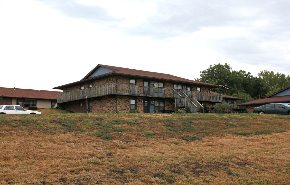 400 N Park Dr in Odessa, MO - Foto de edificio