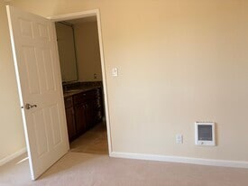 590 El Dorado Ave, Unit 313 in Oakland, CA - Building Photo