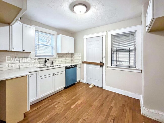 2032 Kendall St in Detroit, MI - Foto de edificio - Building Photo