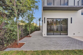 2421 SW 16th Ter in Miami, FL - Building Photo - Building Photo