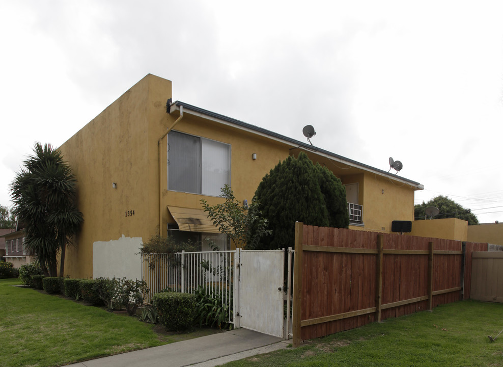 1354 W Valencia Dr in Fullerton, CA - Building Photo