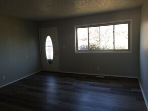 9812 Saturn Dr in Louisville, KY - Building Photo - Building Photo