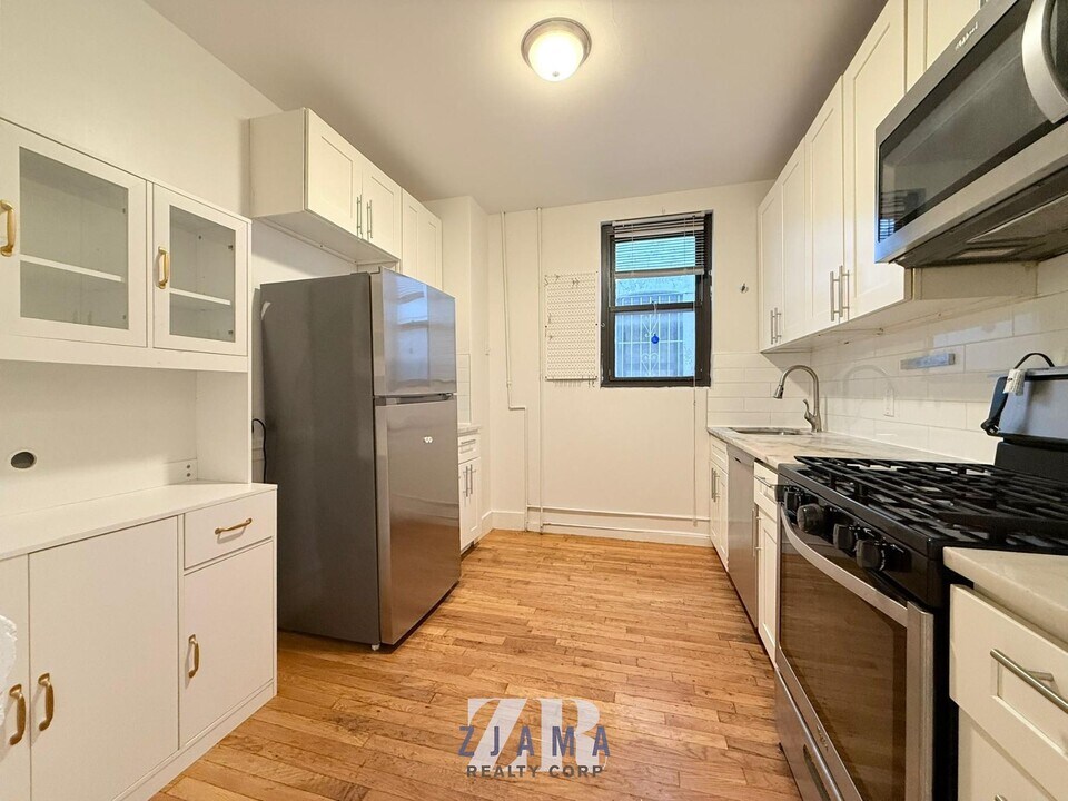 240 Sullivan Pl in Brooklyn, NY - Building Photo