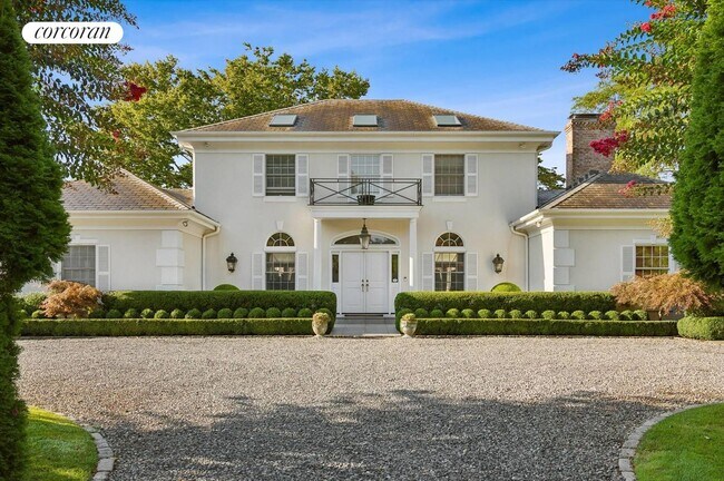 31 Terry Ct in Southampton, NY - Building Photo - Building Photo