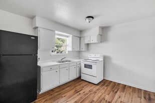 Heritage Court Apartments in Angleton, TX - Building Photo